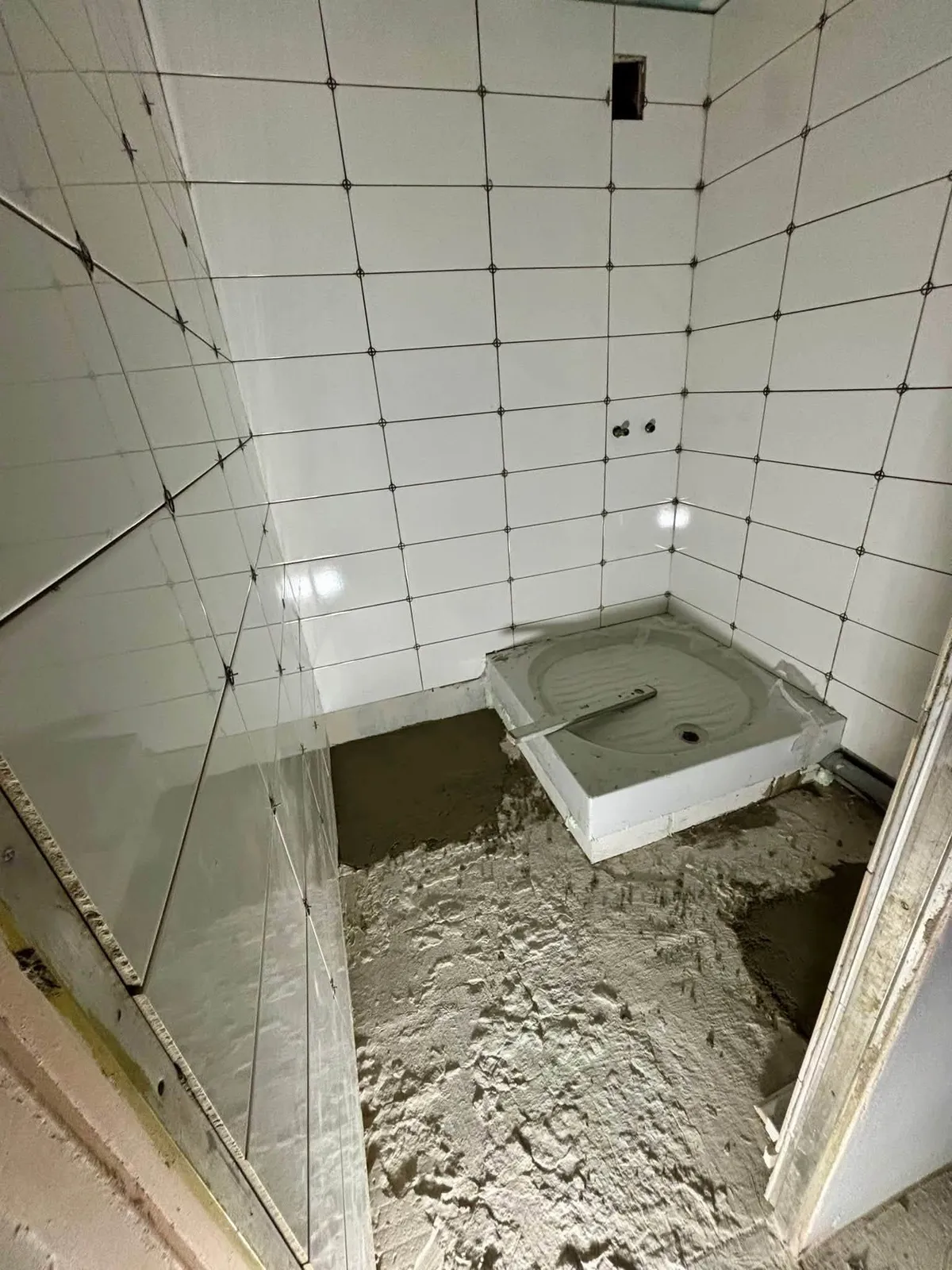 Obklad sprchového kúta a osadenie vaničky
